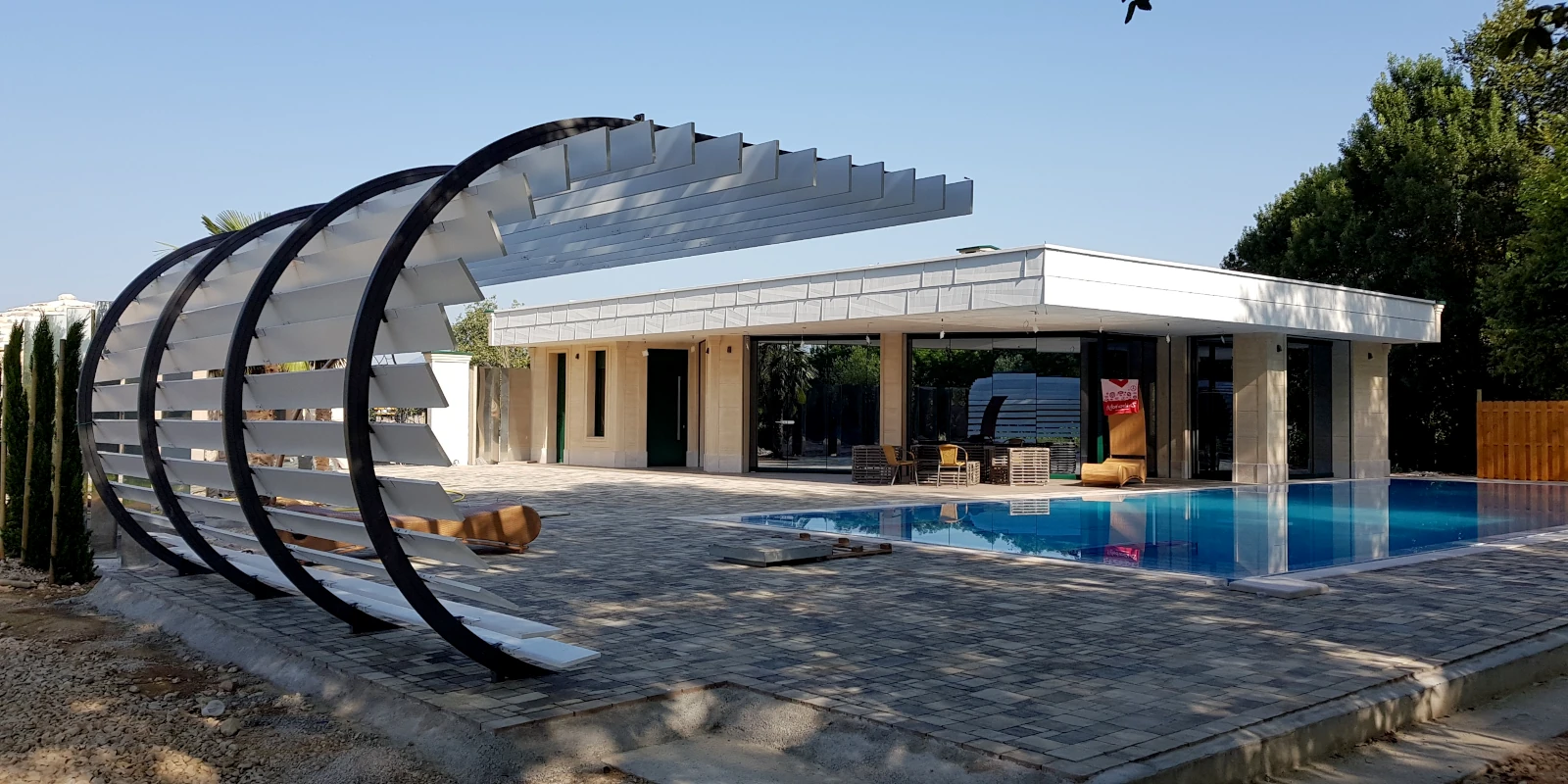 bazen s pogledom na kuću