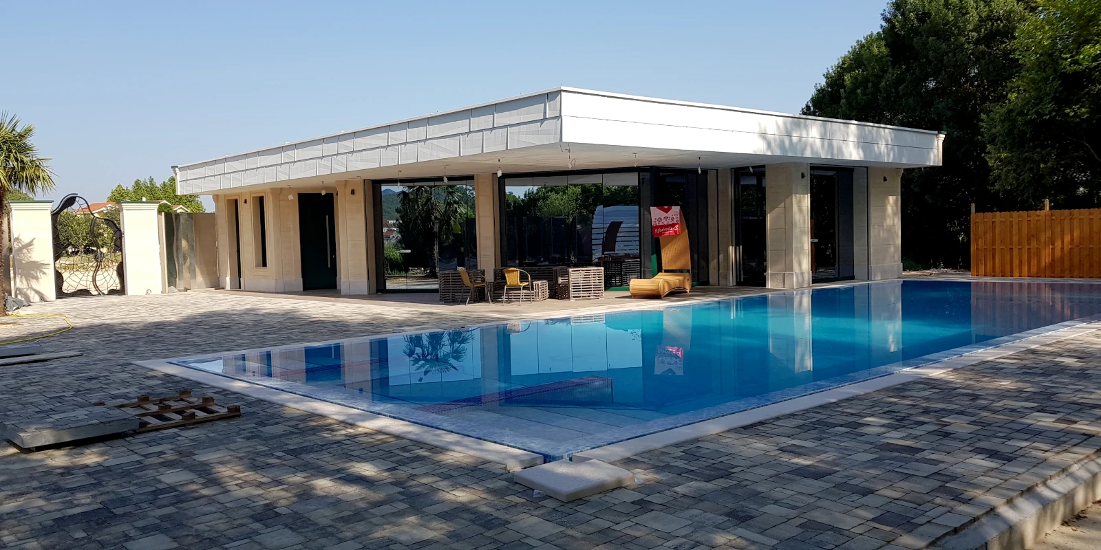 bazen s pogledom na kuću