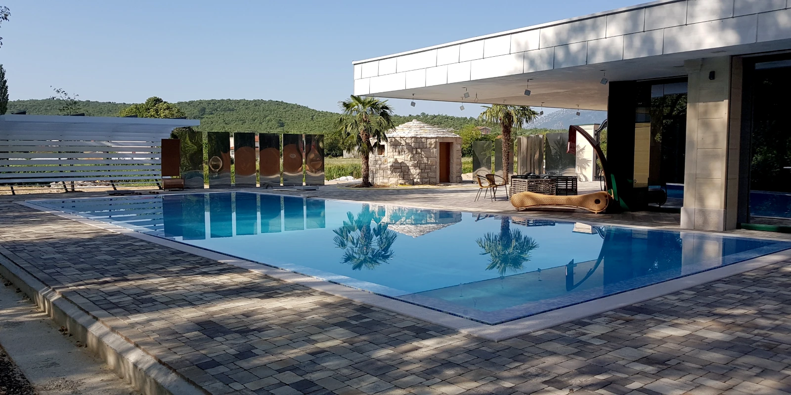 bazen s pogledom na kuću